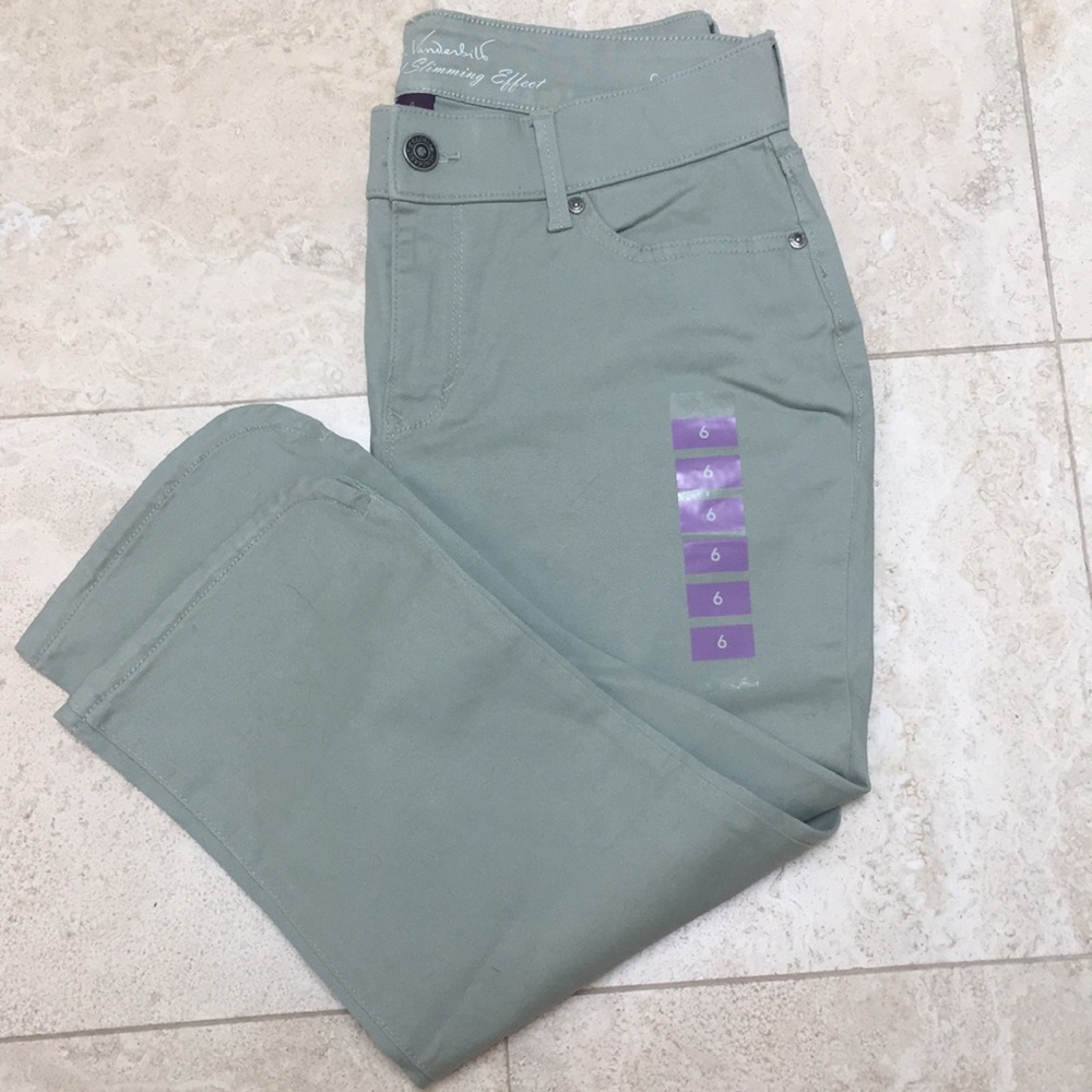 NWT Gloria Vanderbilt Capris,6, Jean style.All Around Slimming Effect( curvy)